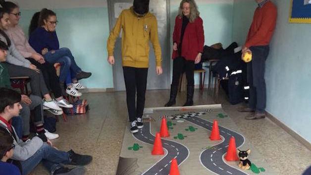 Alunni a lezione di sicurezza stradale