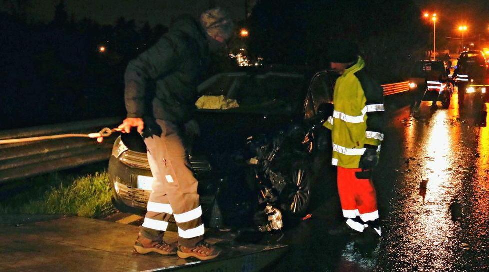 Scontro fra tre auto in via delle Sorgentidue feriti e traffico ko