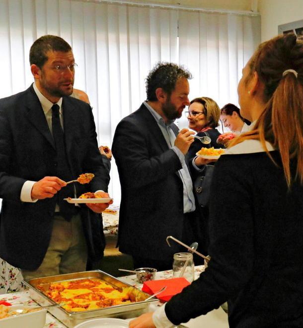 Il buffet dell’Osteria del Contadino con tanti imprenditori e politici