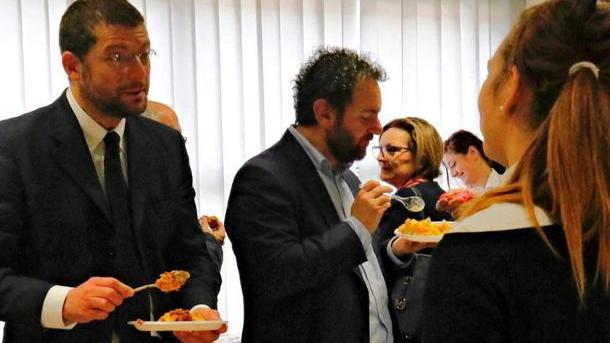 Il buffet dell’Osteria del Contadino con tanti imprenditori e politici