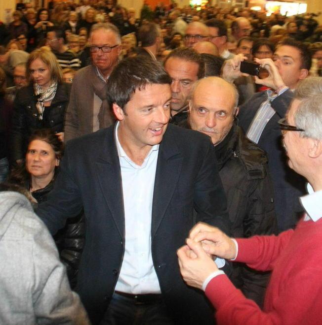 Renzi in porto i 5 Stelle al PalaModì sfida a distanza
