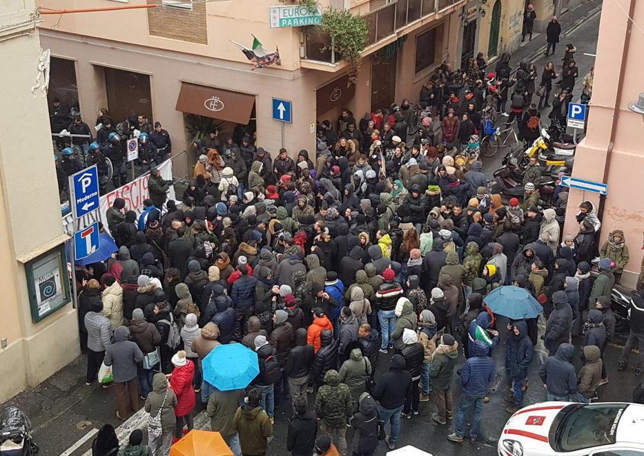 Centro blindato, cori e striscioni «Fascista, la città non ti vuole»