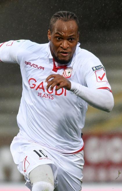Capitan Mbakogu stringe i denti 
