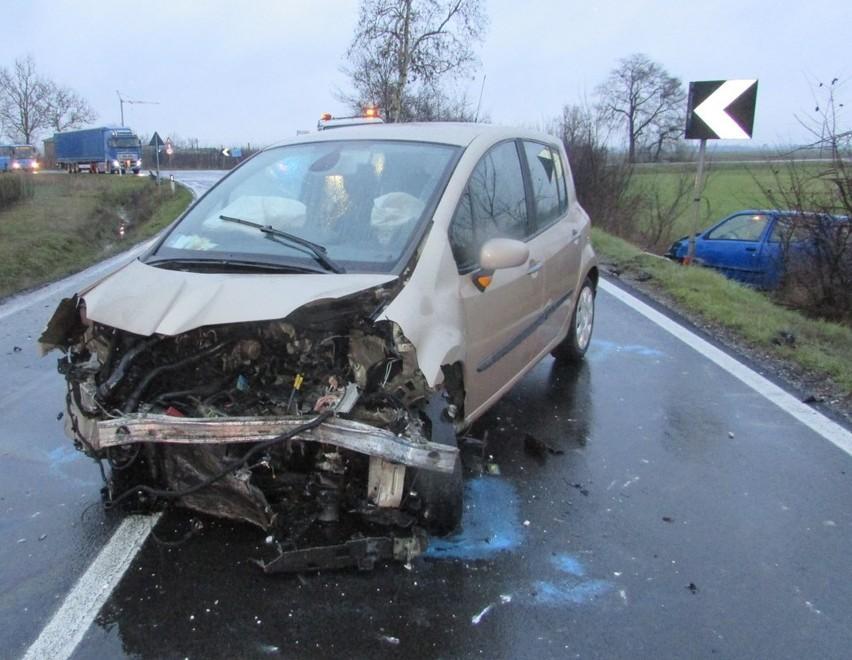Scontro tra auto all’alba Due in ospedale, strada chiusa 