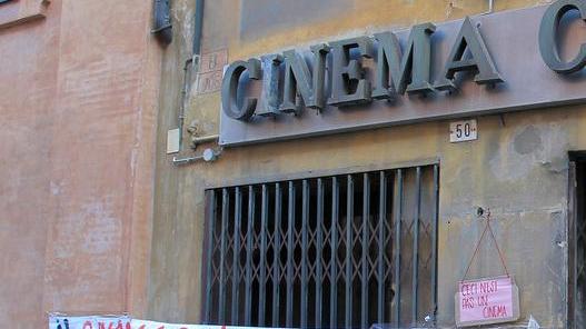 Guernica: «Lasciare l’ex Cavour? Prima dibattito sugli spazi sociali»