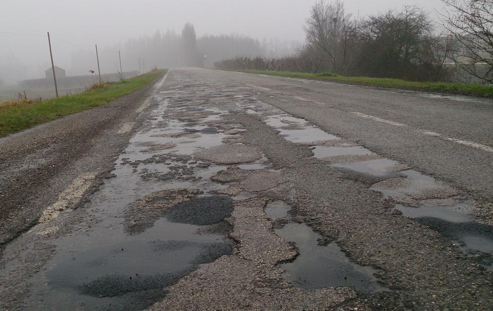 La via Zenzalino piena di buche Attesa per i cantieri