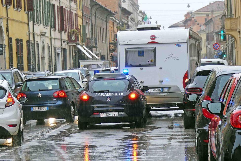Il camper finisce addosso all’auto