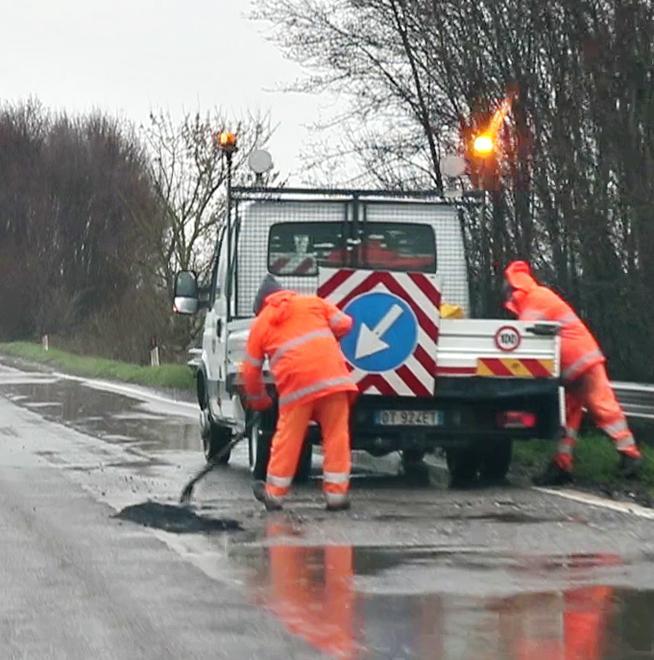 Una buca dietro l’altra superstrada impercorribile 