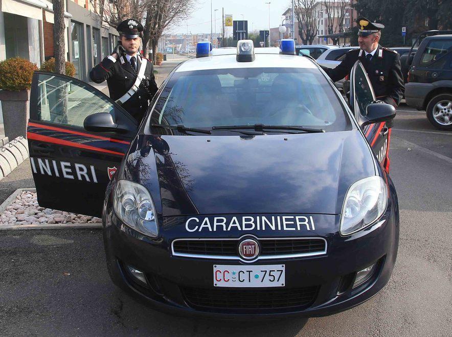 I ladri bloccano la porta con il frigorifero 