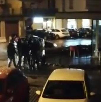 Tre pattuglie della Digos impediscono la guerriglia 