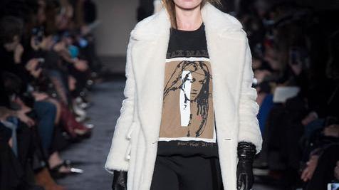 Ecco la donna di Max Mara classica con un tocco dark