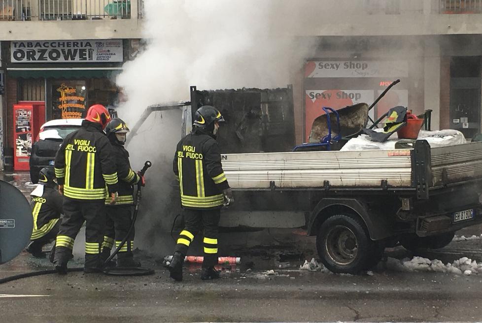 Camion a fuoco in strada 