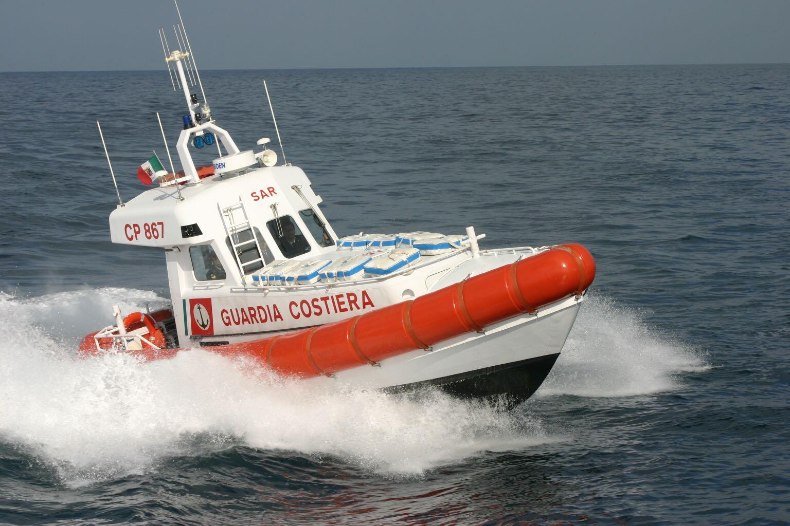 Surfista alla deriva salvato dalla guardia costiera 