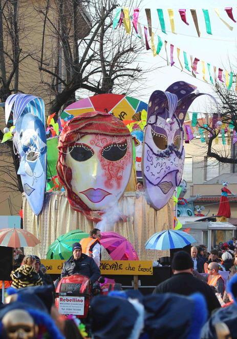 Sfuma la parata finale del Carnevale di Pietrasanta