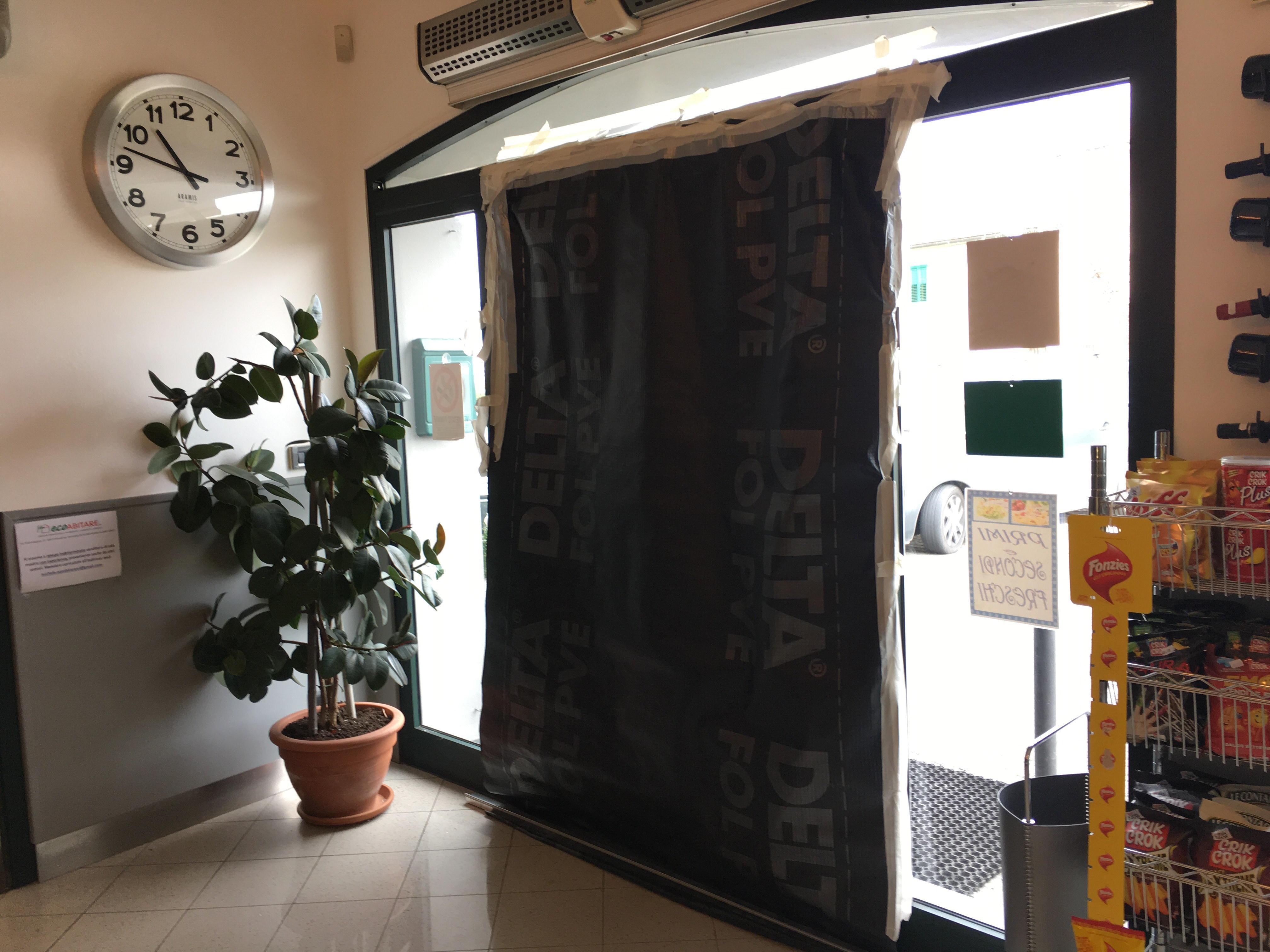 I danni provocati dai ladri nel bar
