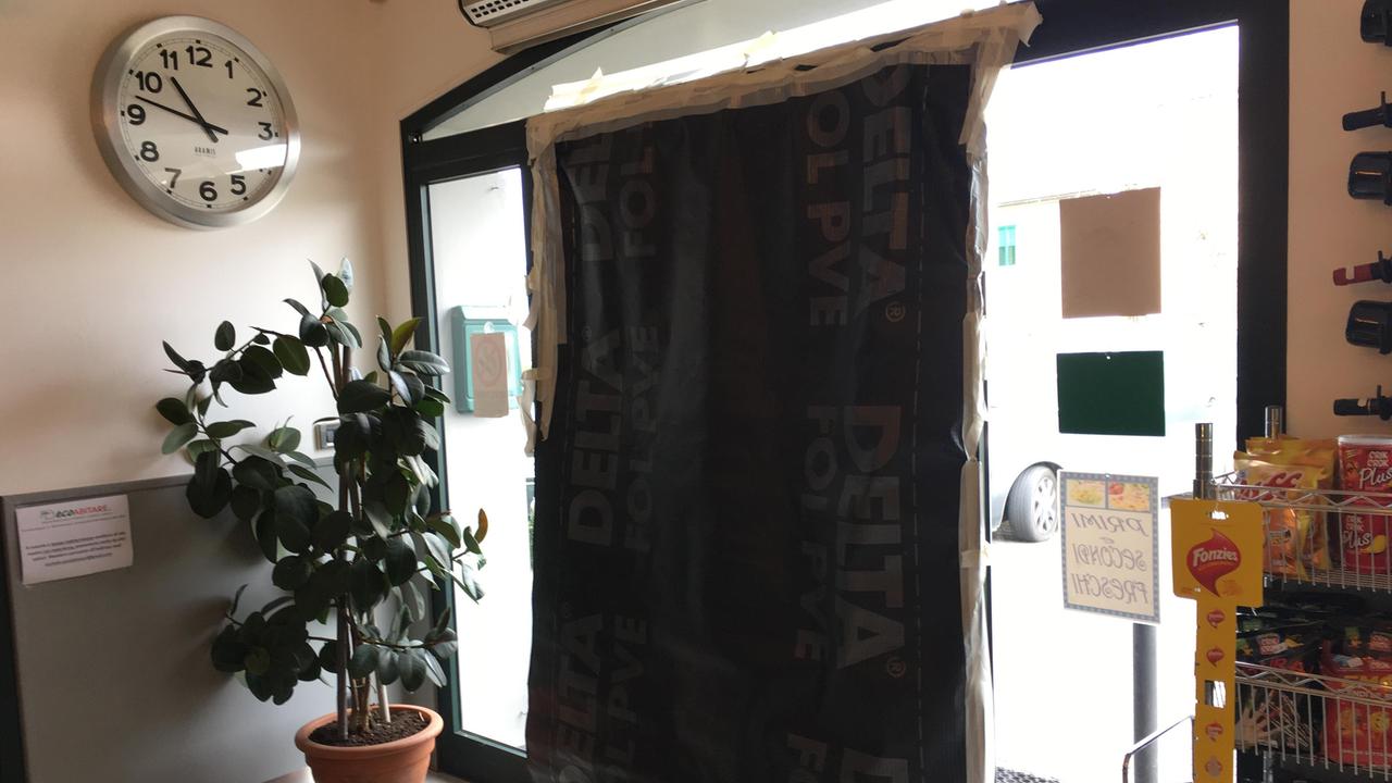 I danni provocati dai ladri nel bar