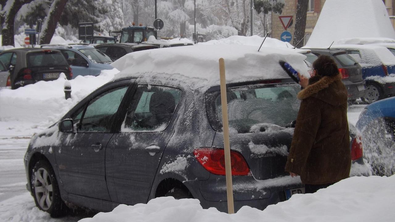 La neve e i disagi stamattina a Serramazzoni (Foto Montanari)