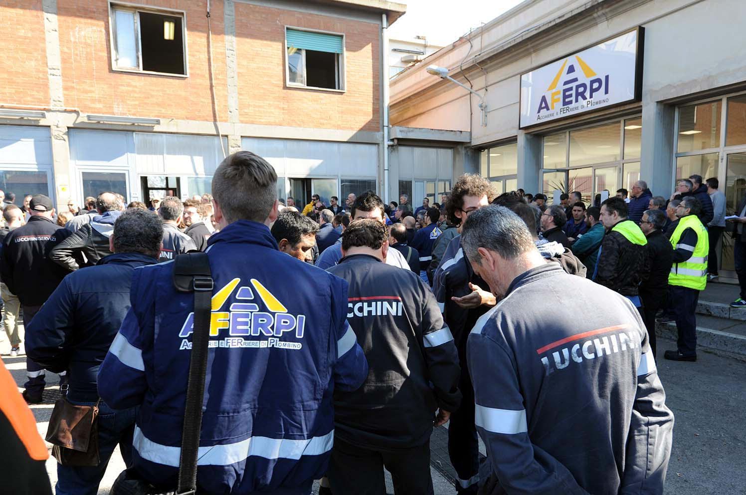 Operai delle acciaierie davanti ai cancelli durante un’assemblea (PaBar) 