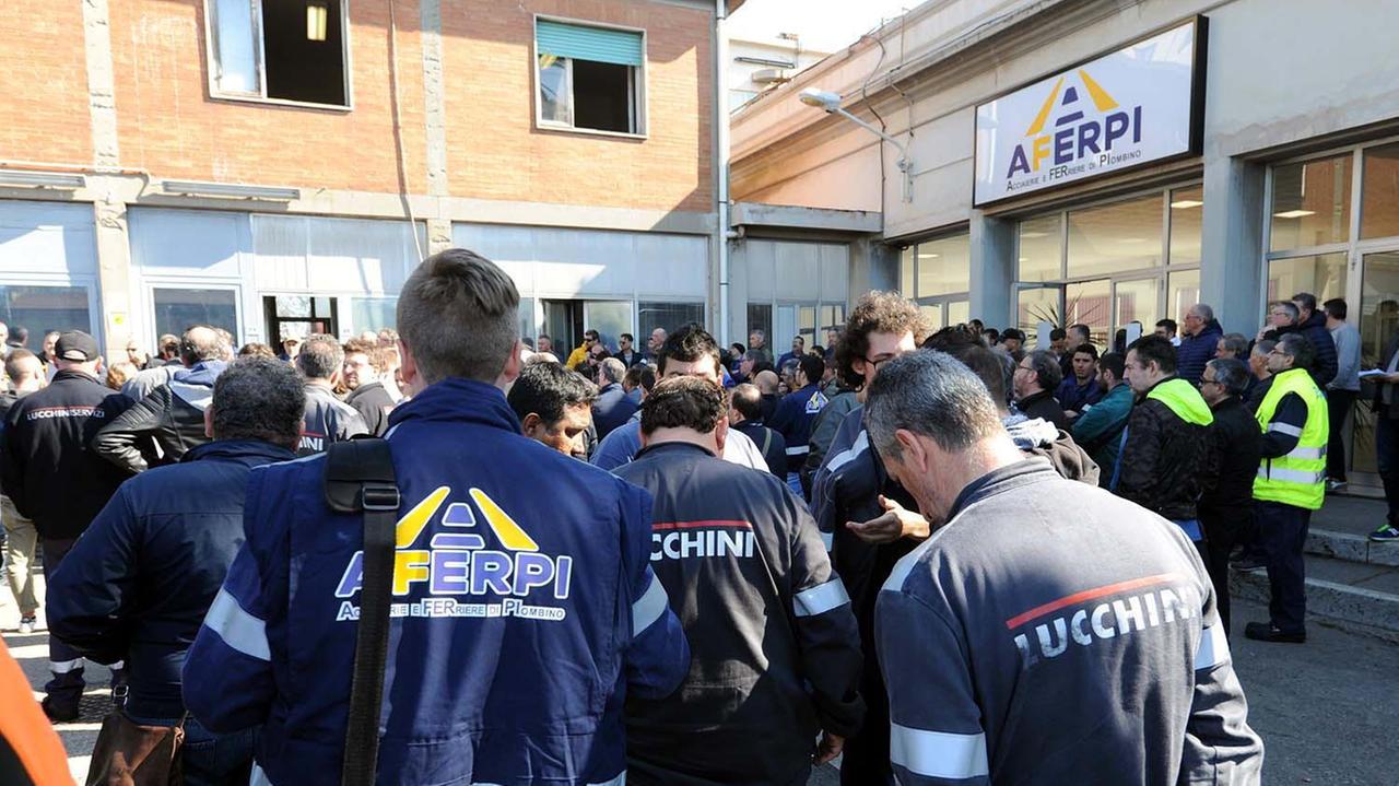 Operai delle acciaierie davanti ai cancelli durante un’assemblea (PaBar)