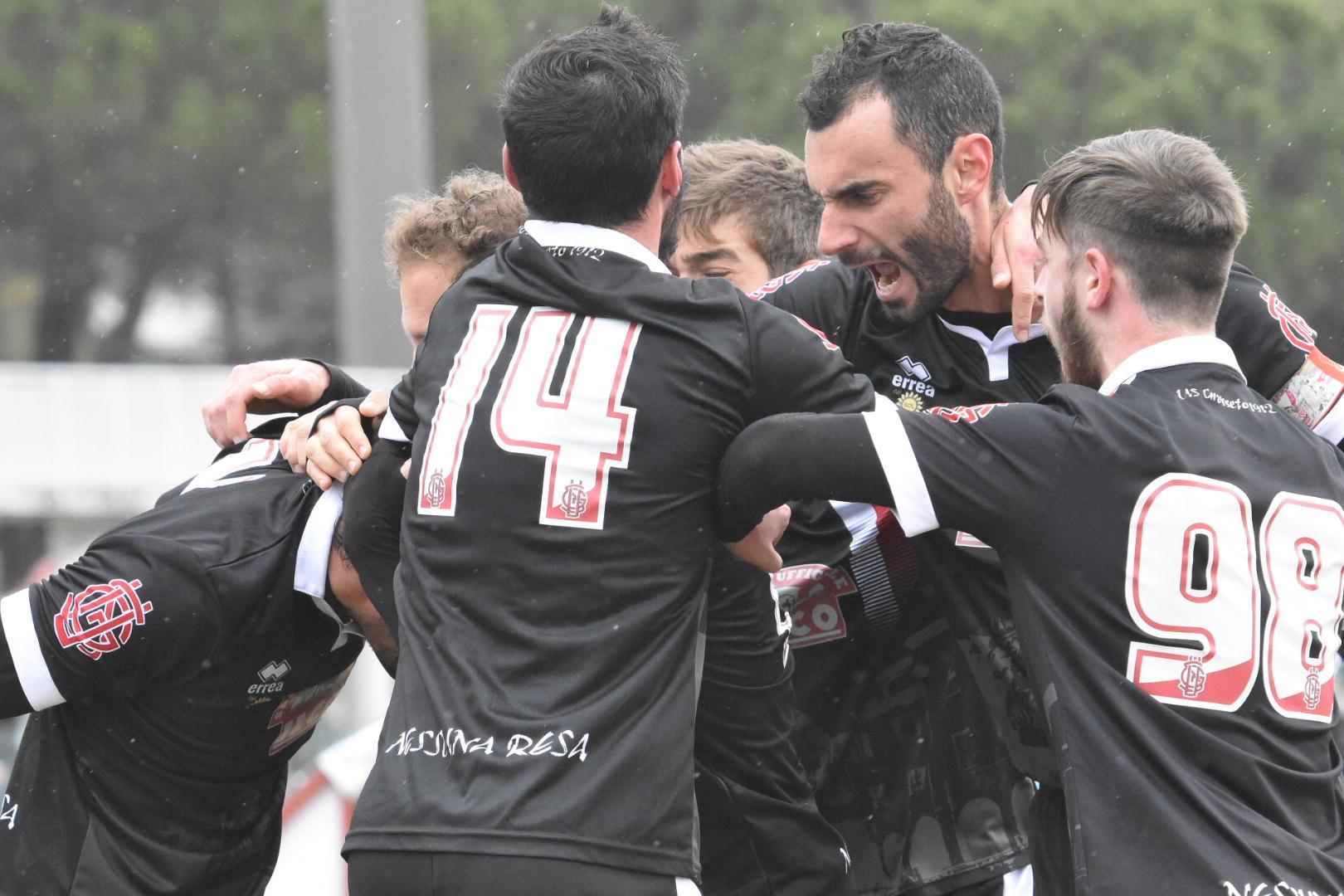 Vegnaduzzo abbracciato dopo il primo gol (foto Bf)