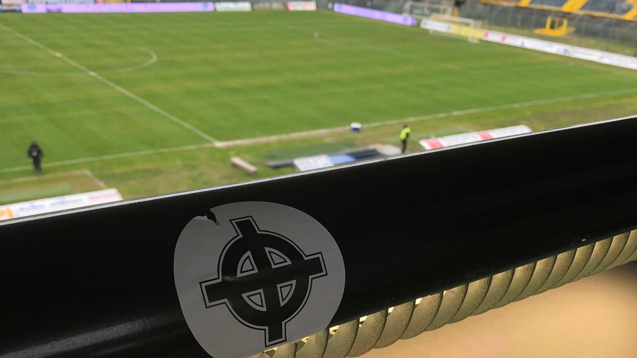 L'adesivo con la croce celtica nella postazione di Punto Radio all'Arena Garibaldi