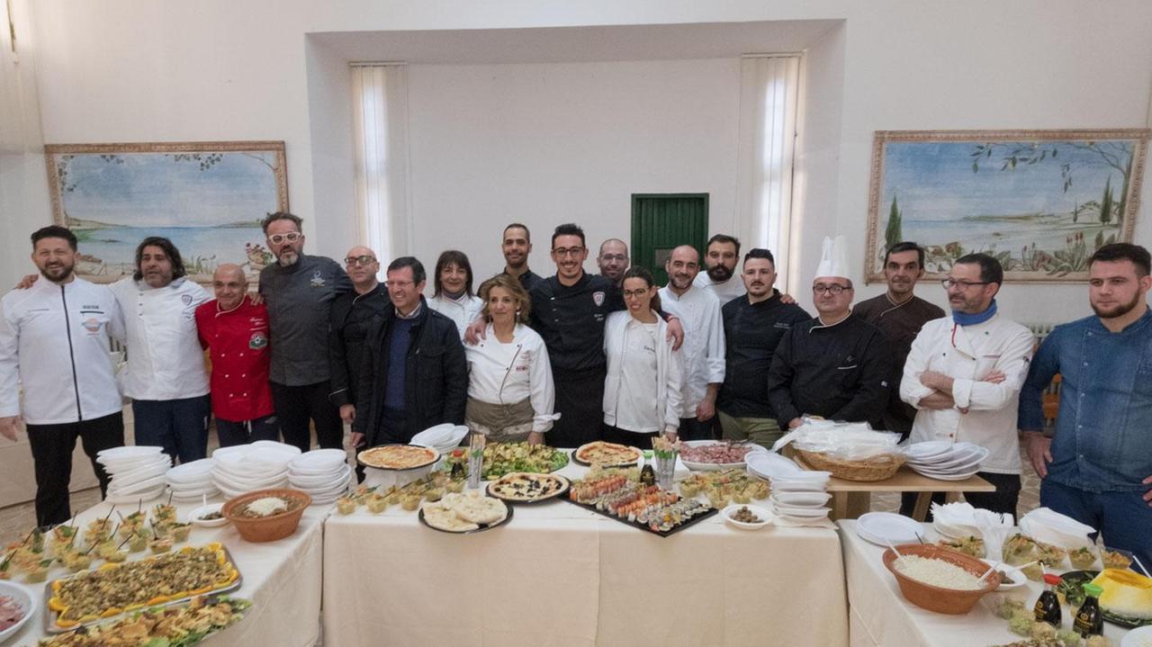 Foto di gruppo per gli chef che hanno cucinato con i ragazzi (immagine di Mario Rosas)