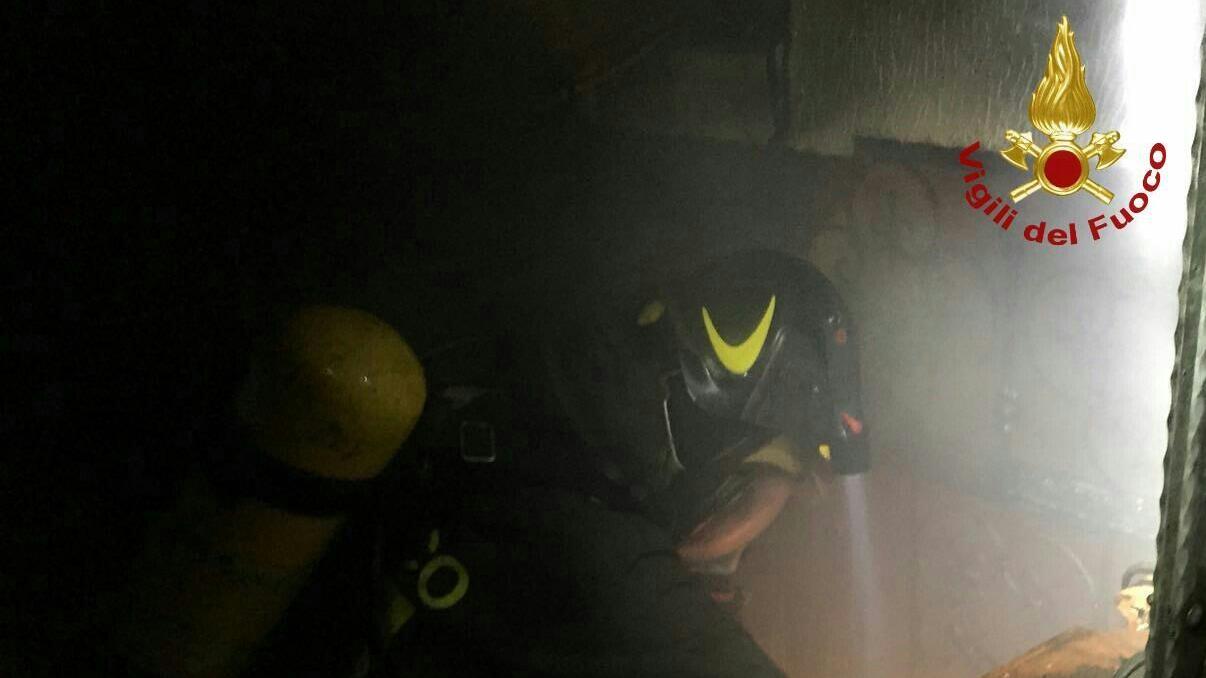 L'incendio nello scantinato a Pirri (foto Mario Rosas)