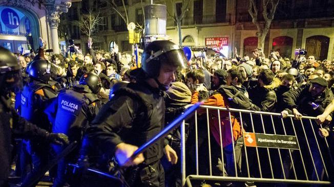 Catalogna, proteste contro il Re: cinque feriti 