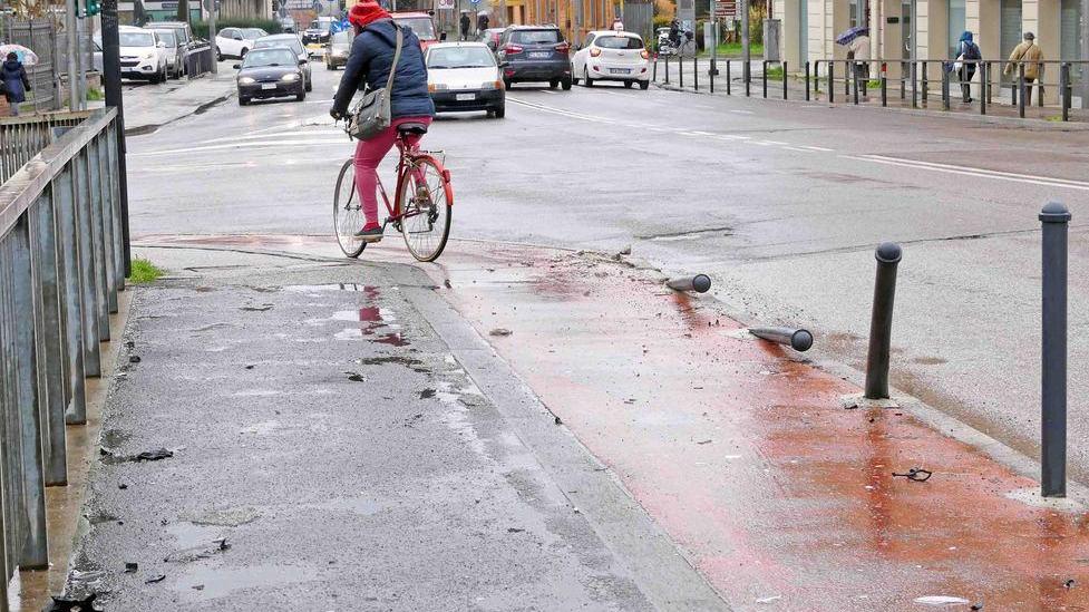 Abbattuti i paletti della ciclabile
