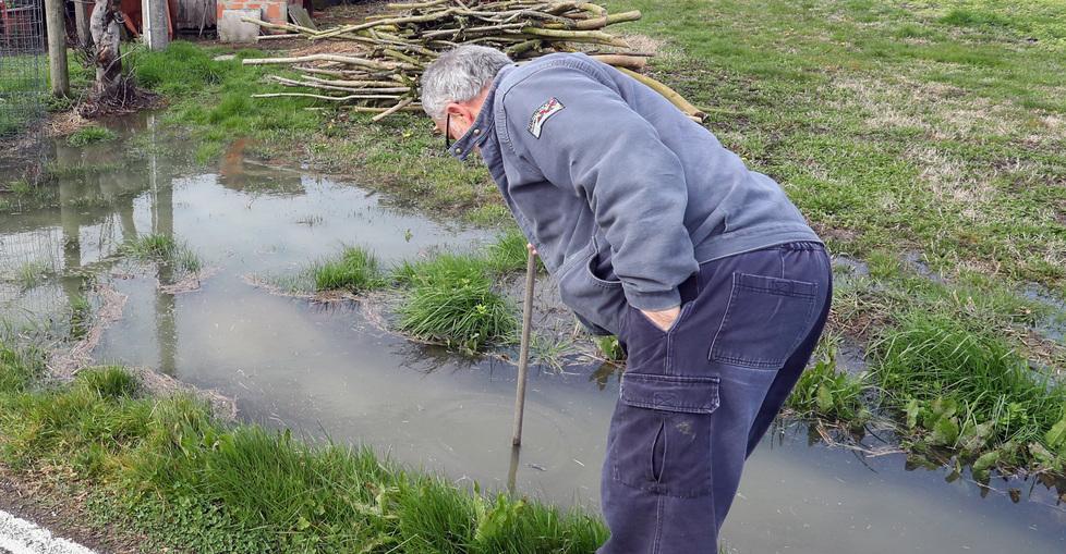 Canali di scolo intasati La strada va sott’acqua 