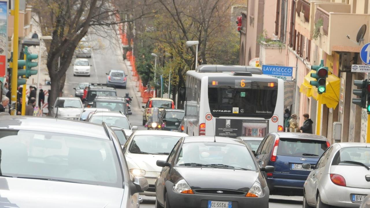 Sassari, corse folli in viale Trento: i cittadini dicono basta 