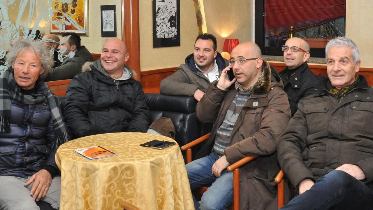Il sindaco Fabio Albieri (al telefono) con altri spettatori calangianesi della partita