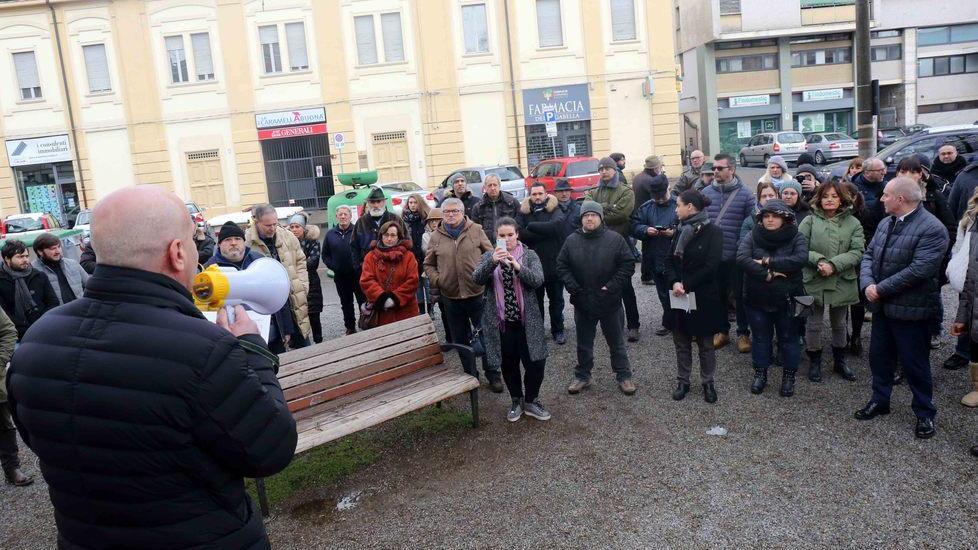 Presidio alla Caramella Buona dopo le minacce a Mirabile