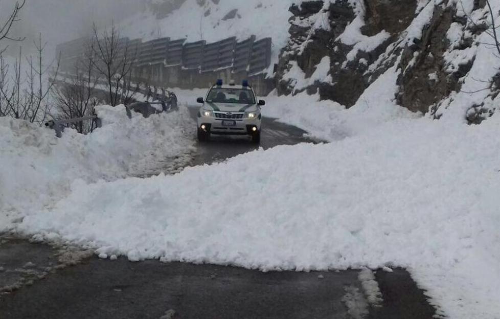 Cumuli di neve e sassi in strada 