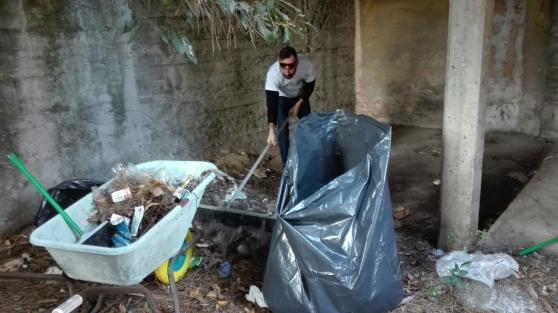 Un volontario al lavoro nei mesi scorsi per ripulire i locali