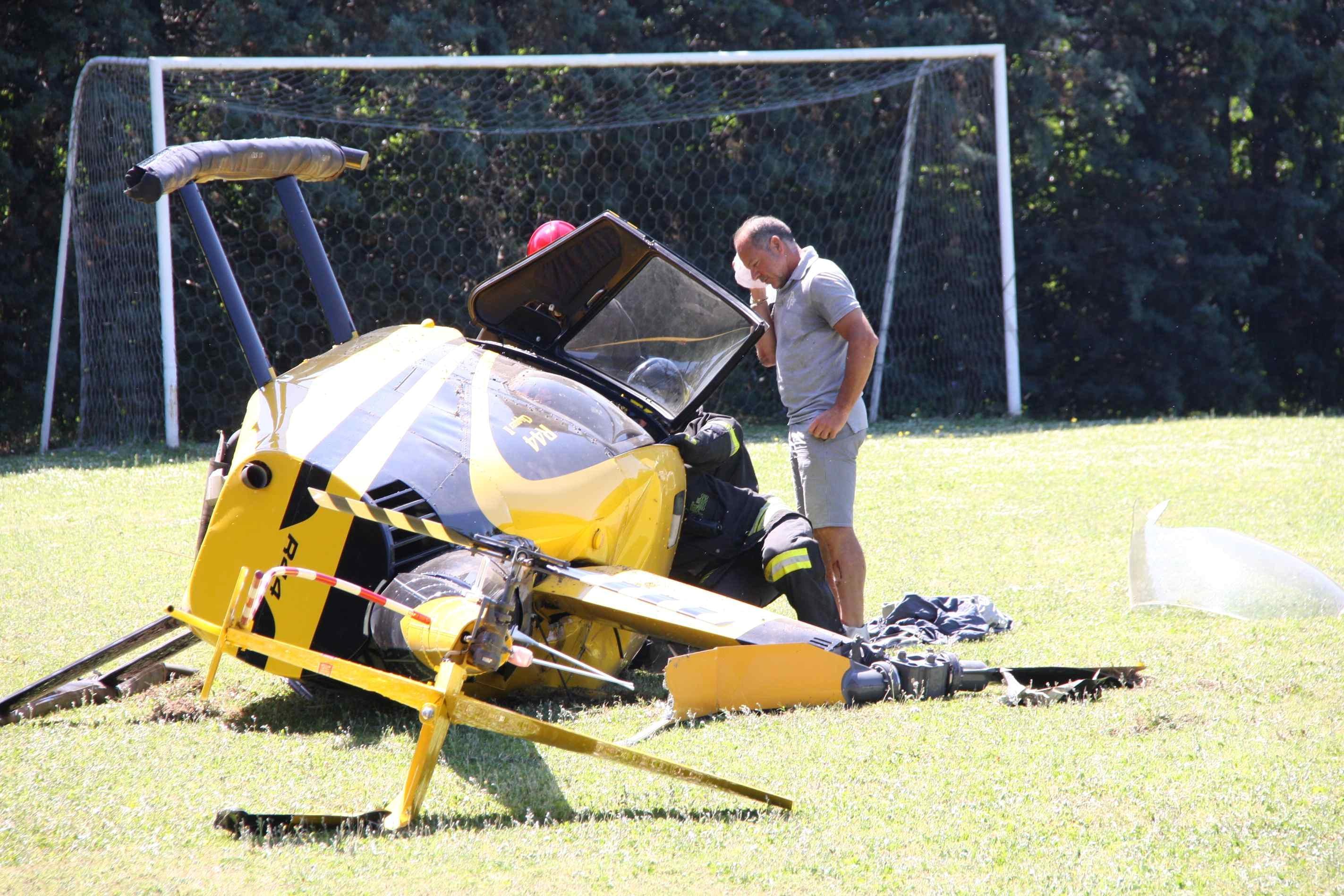 L'elicottero caduto nel campo di calcio dello Sporting Club (foto Batavia)