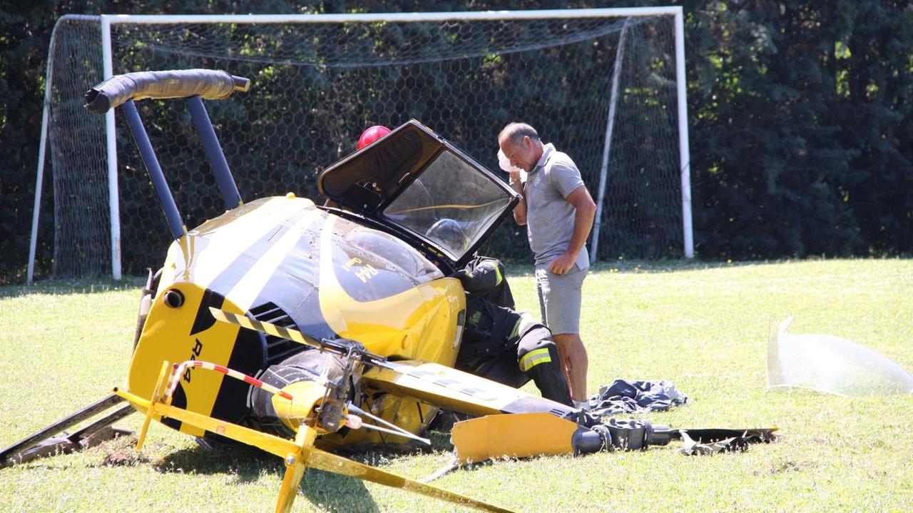 L'elicottero caduto nel campo di calcio dello Sporting Club (foto Batavia)