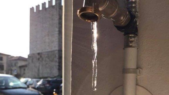 Un ghiacciolo dal rubinetto in piazza delle Carceri (foto dal profilo facebook di Stefano Maffii)