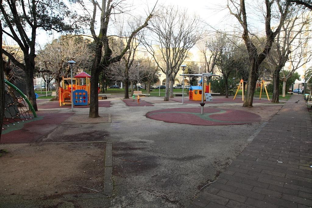 I giardini davanti alla scuola di via Tarragona (foto Roberto Gabrielli)