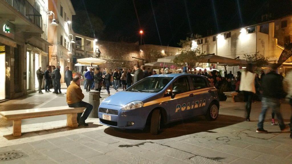 Una volante della polizia in piazza del Sale