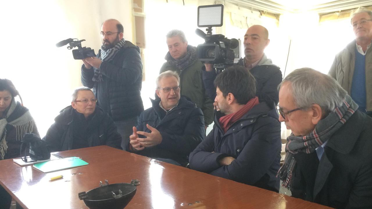 L'onorevole Speranza (al centro) al presidio degli operai della Tmm