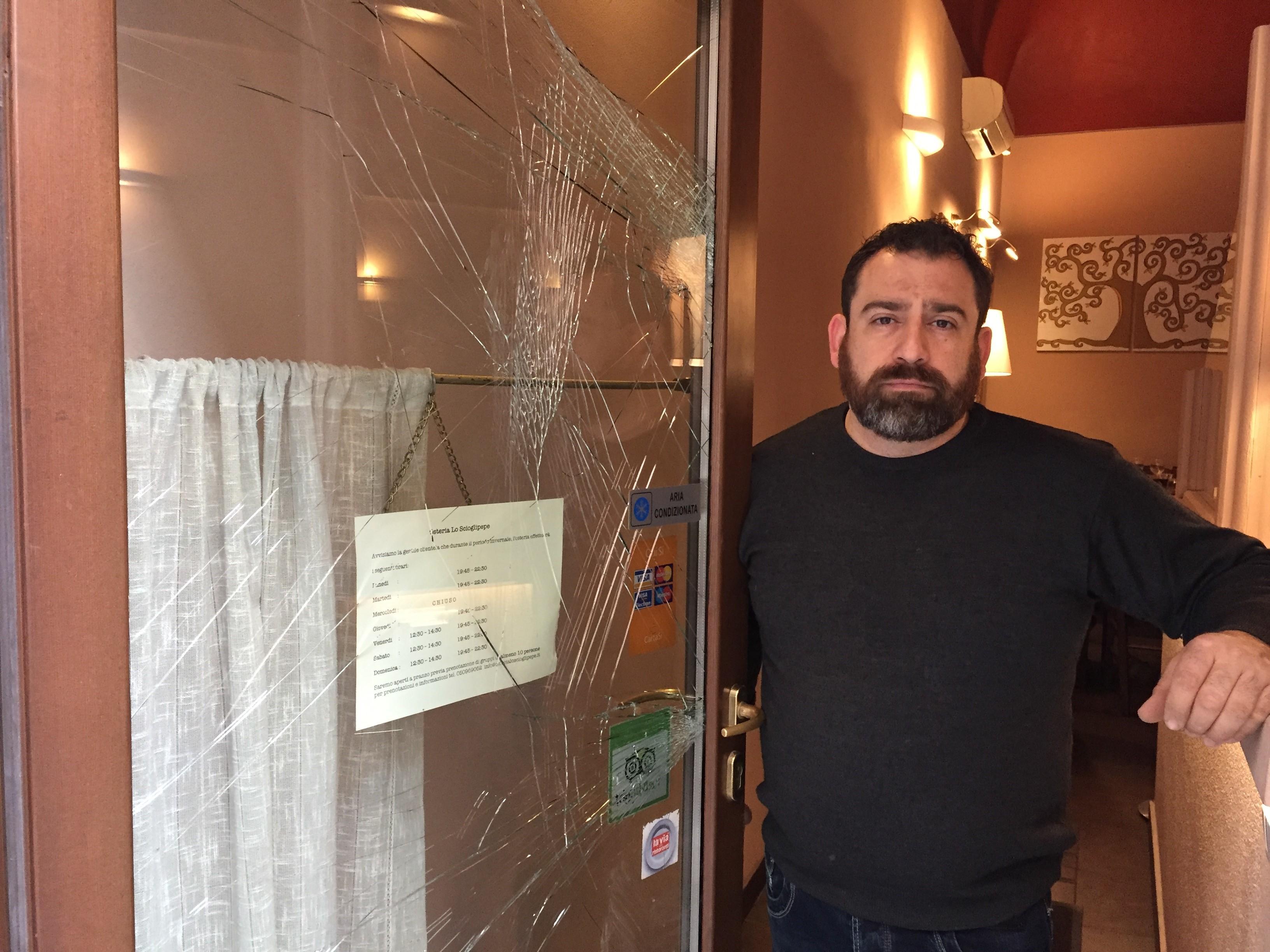 Il titolare dell'osteria "Lo Scioglipepe", Giorgio Benedetti, con la vetrina spaccata