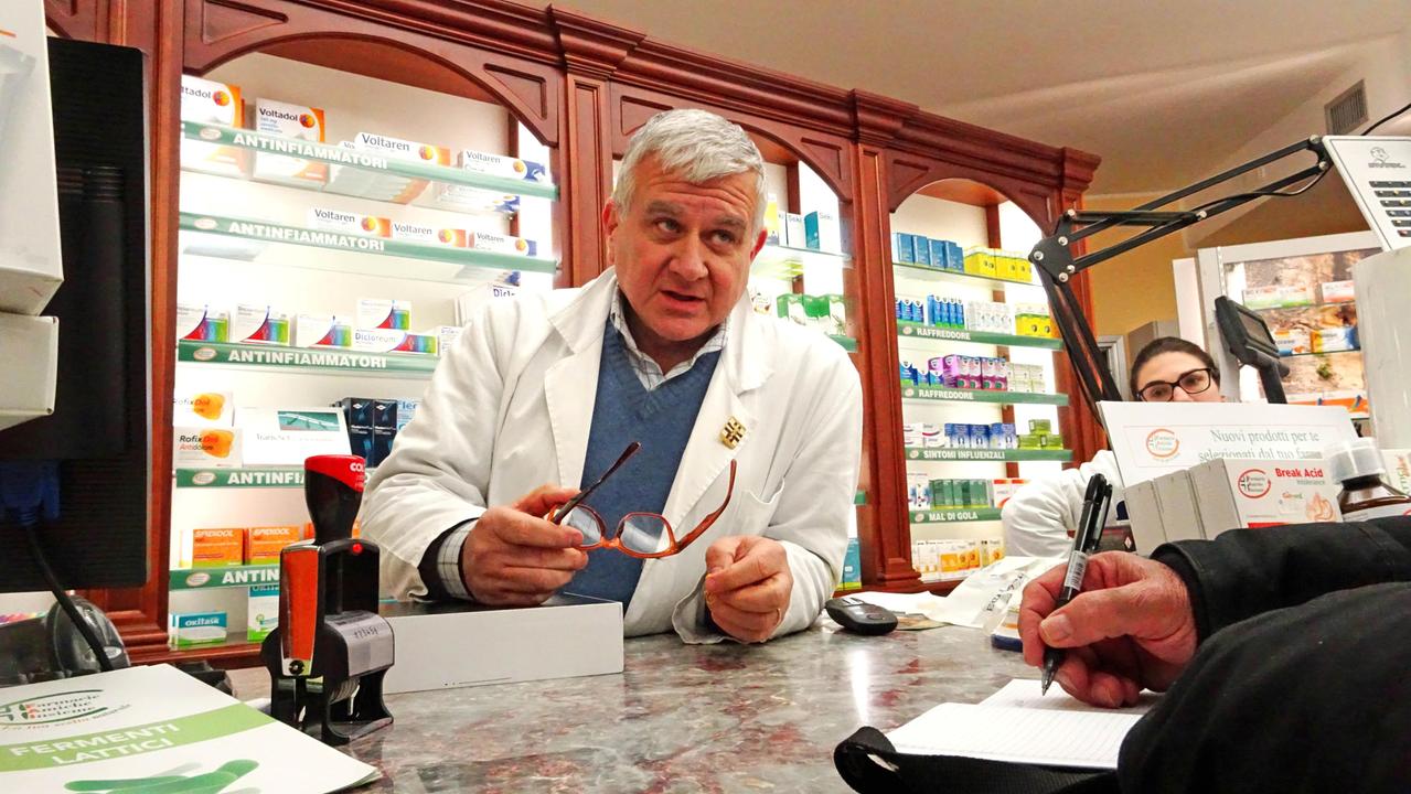 Il titolare della farmacia racconta della rapina appena subita (foto Gori)