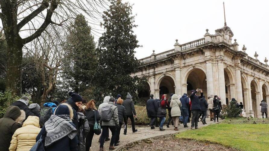 Centianaia di visitatori in coda durante le visite guidate di domenica alle Terme del Tettuccio (foto Nucci)