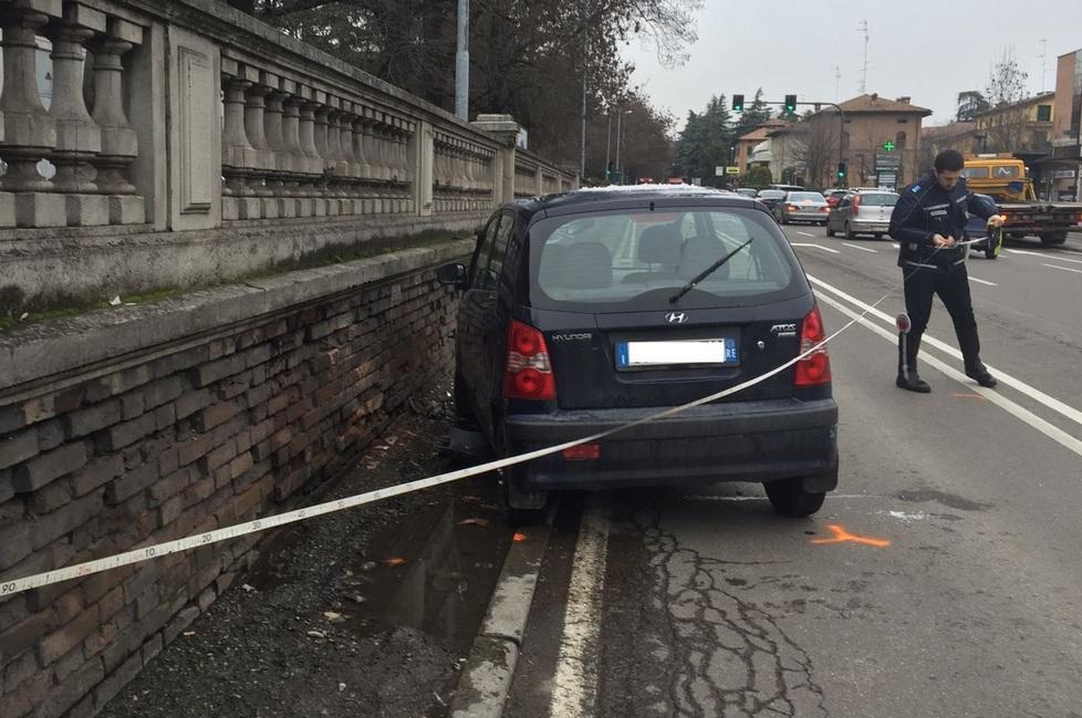 Fa strike con due auto e finisce contro il muro 