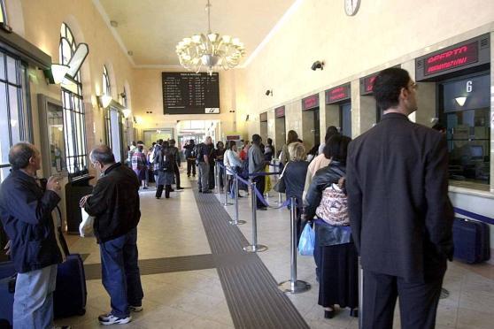 L'atrio della stazione davanti alla biglietteria