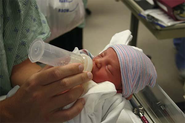 Un bambino durante l'allattamento