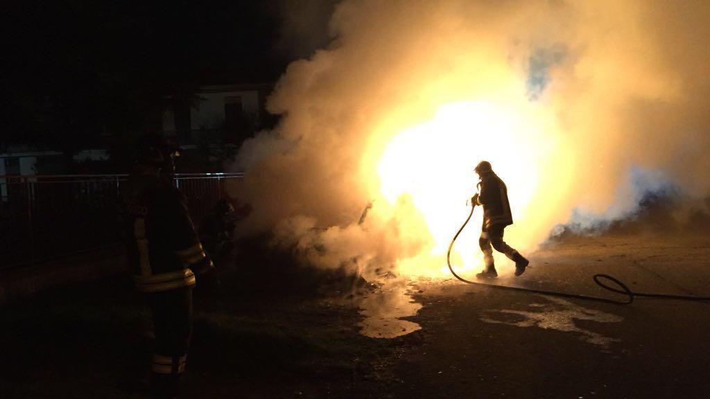 Auto in fiamme a Modena Est, scontro tra Tir sull'A1 con un ferito