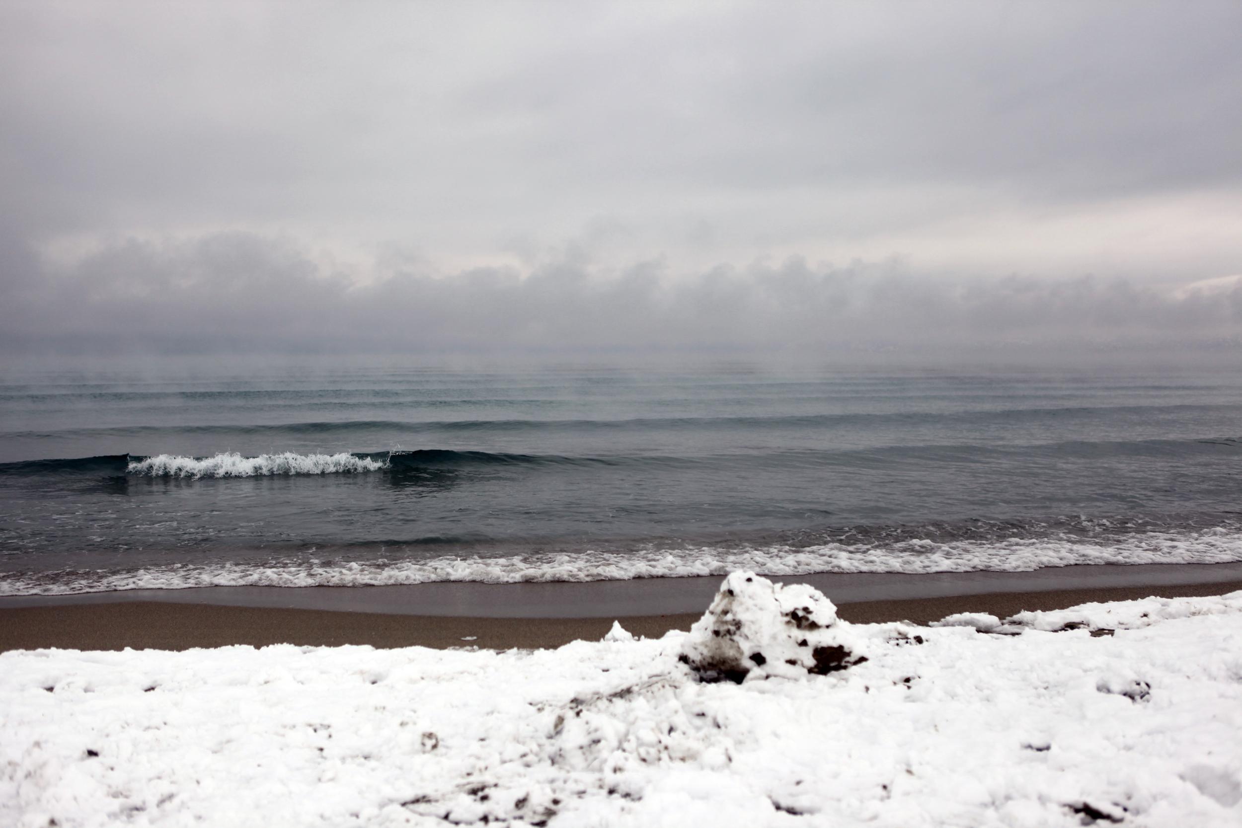 La neve sulla spiaggia (foto Gavino Sanna)