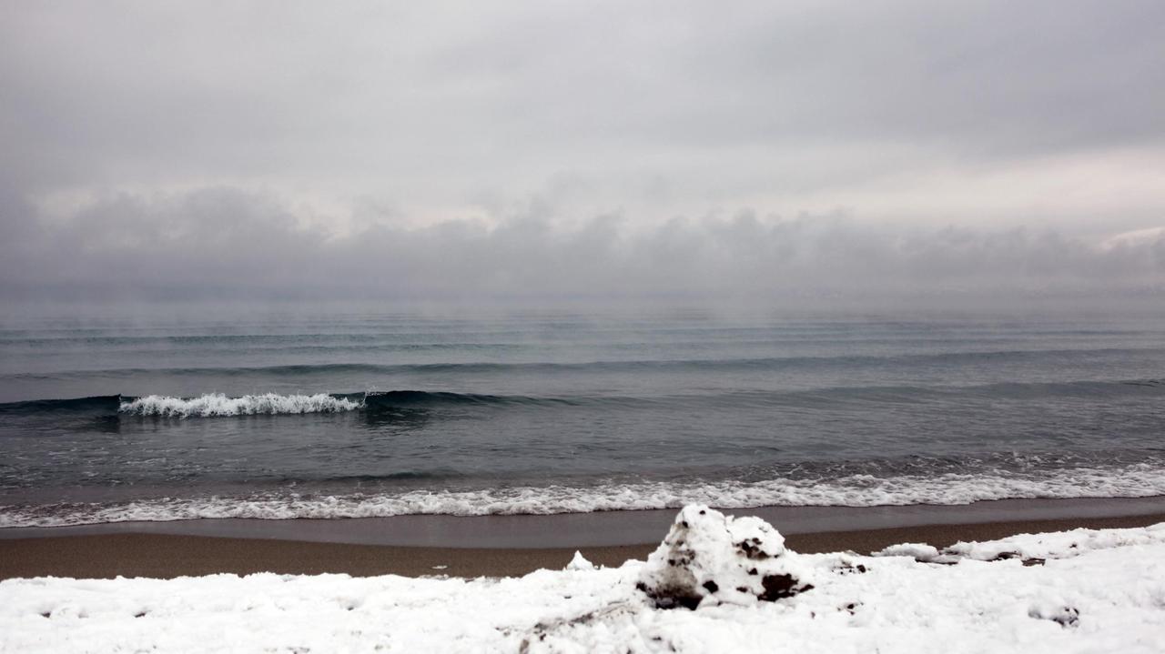 La neve sulla spiaggia (foto Gavino Sanna)